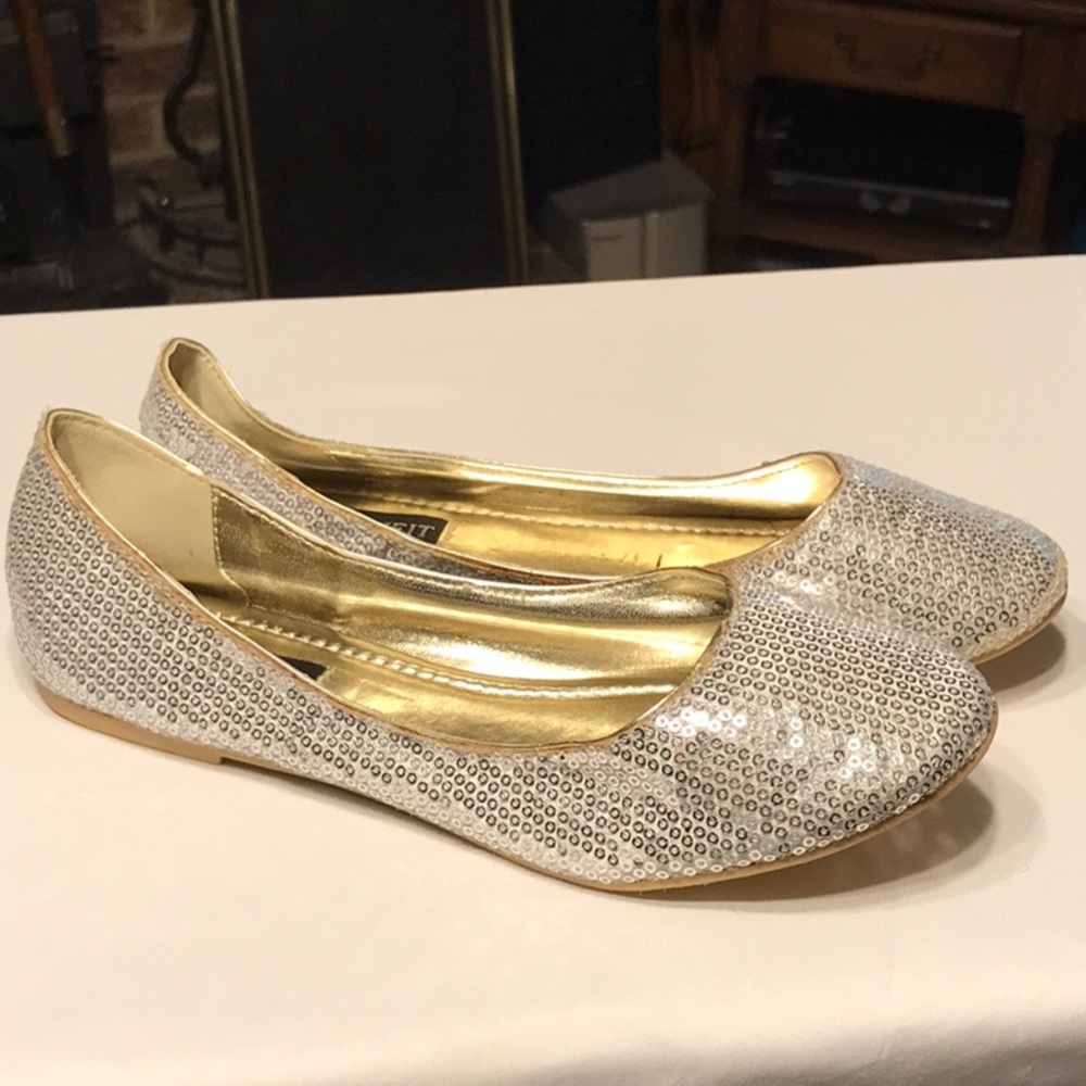 Great silver flats! They come in gold, too! 🌹